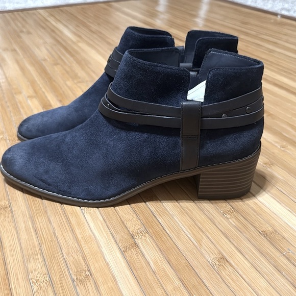 Clarks Navy Blue Suede Booties NWT - Picture 5 of 5